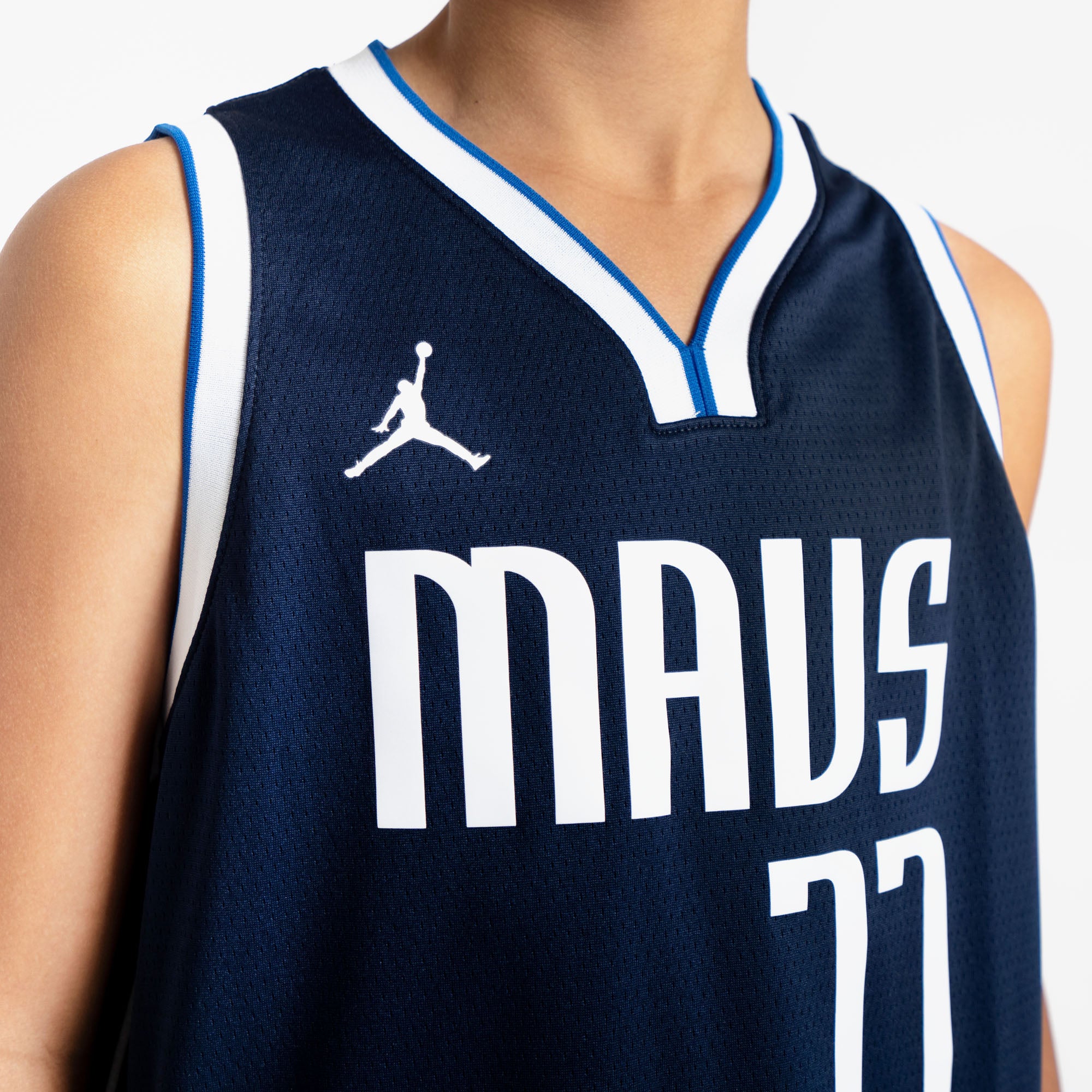 Luka Dončić Dallas Mavericks 2023 Icon Edition Youth NBA Swingman