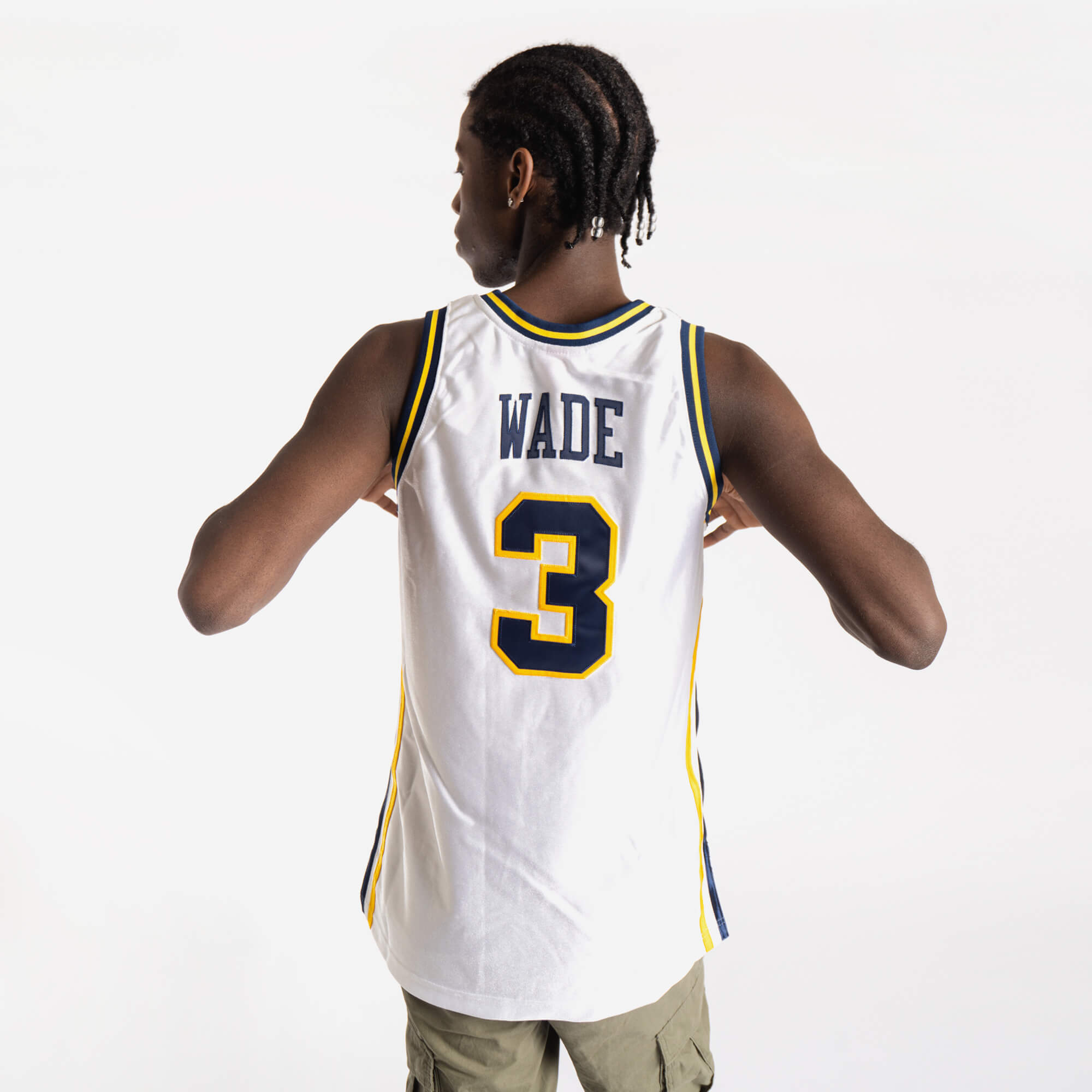 Men's Mitchell & Ness Dwyane Wade White Marquette Golden Eagles College Vault 2002/03 Authentic Jersey Size: Large